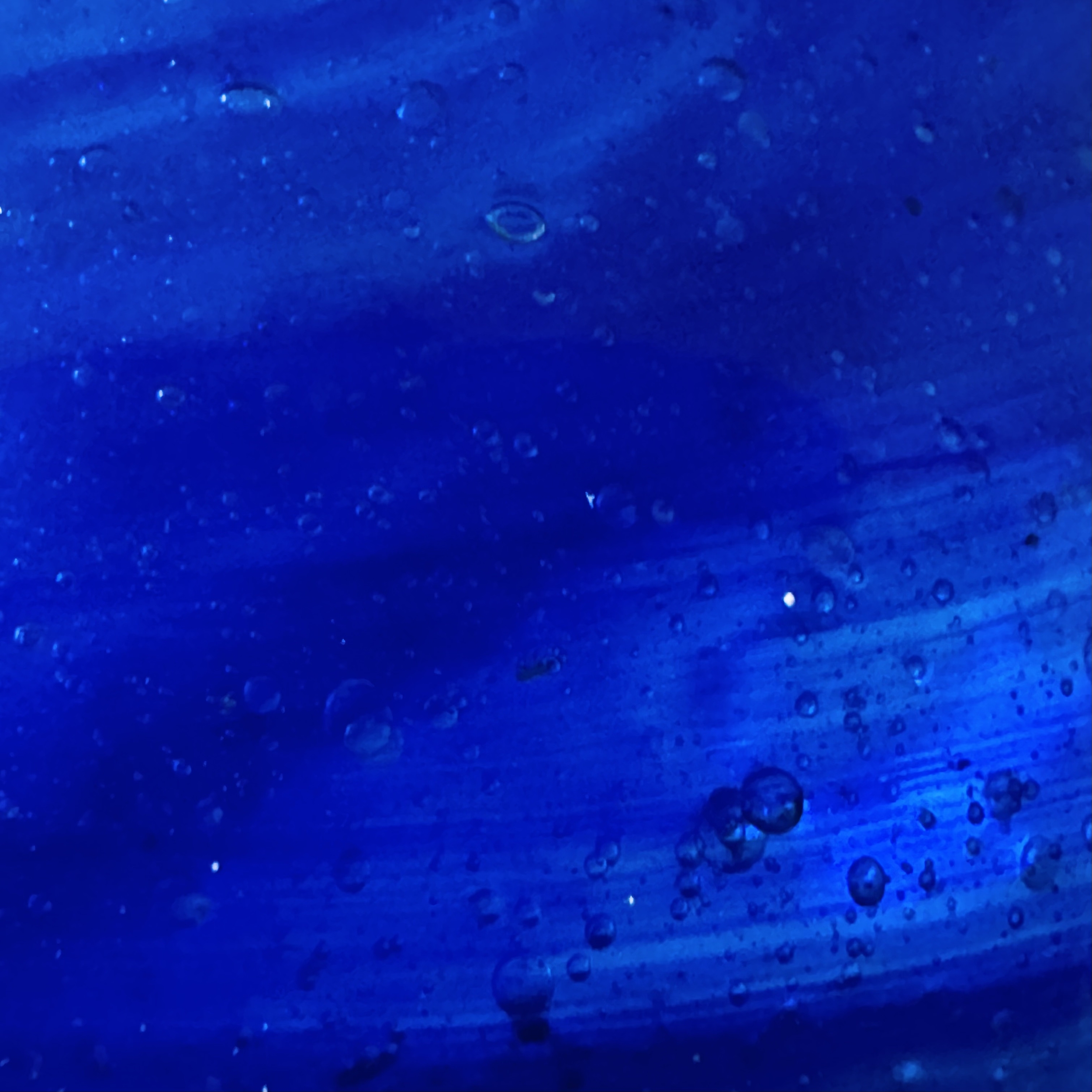 Boule de verre bleu nuit. Aurora Egypte. Small. VerBou10. Lifestyle. Pâte de Verre Décorative
