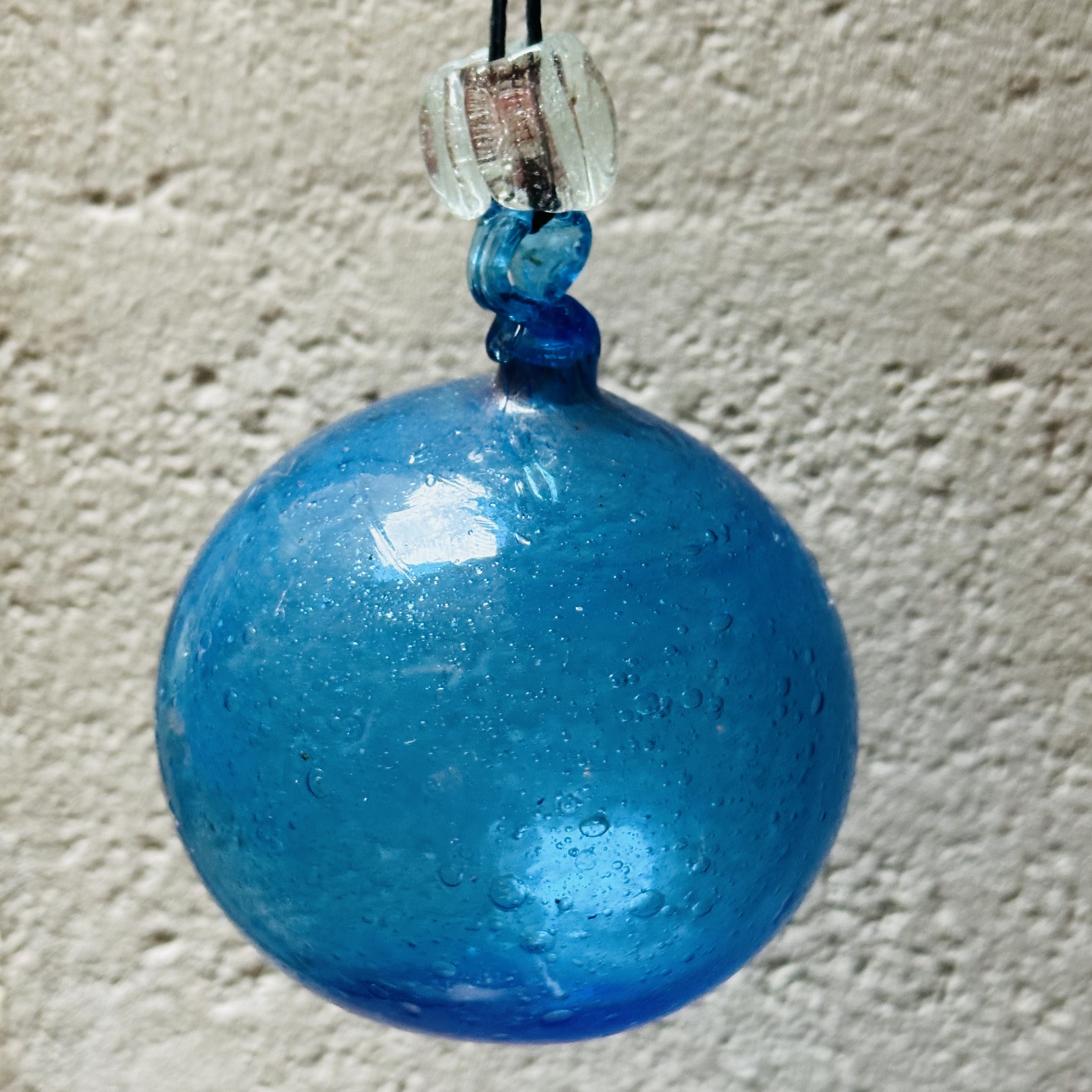 Guirlande Verre Soufflé turquoise. Bulle Ornement. VerGuiB4. Lifestyle. Pâte de Verre Décorative