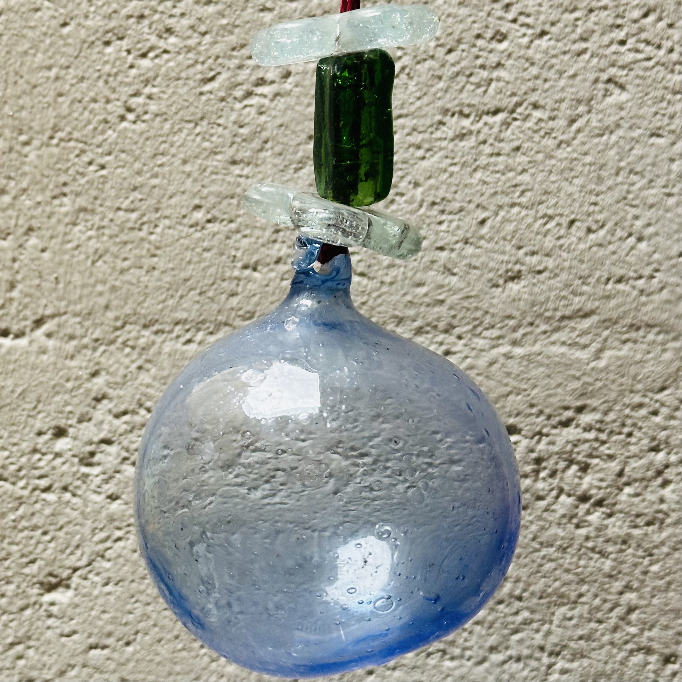 Guirlande Verre Soufflé bleu orage. Bulle Ornement. VerGuiB7. Lifestyle. Pâte de Verre Décorative