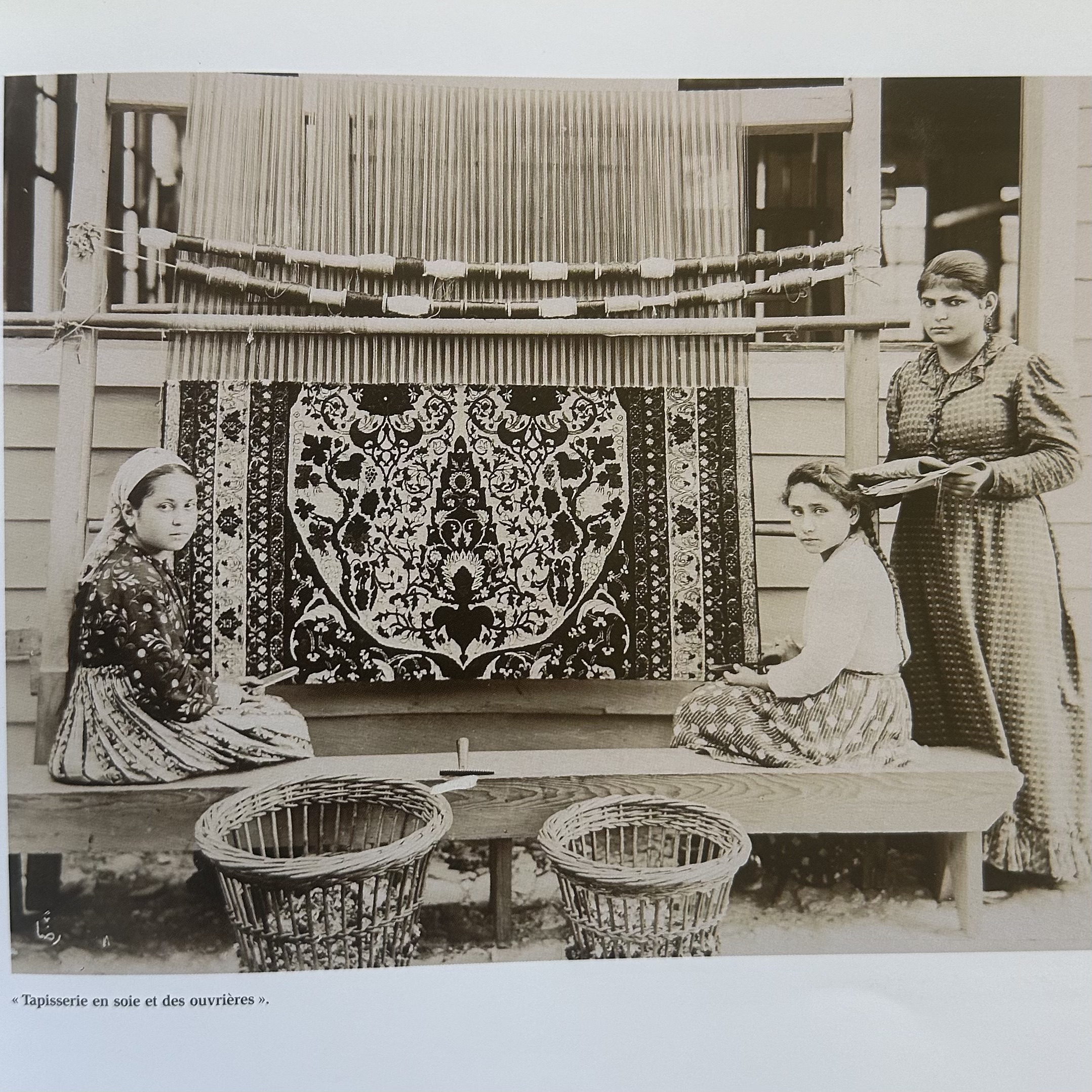 COLLECTIF : Trames dArménie - Tapis et Broderies sur les Chemins de Lexil 1900-1940. LIBrdrU464. La Route des Rois. Librairie. Marseille