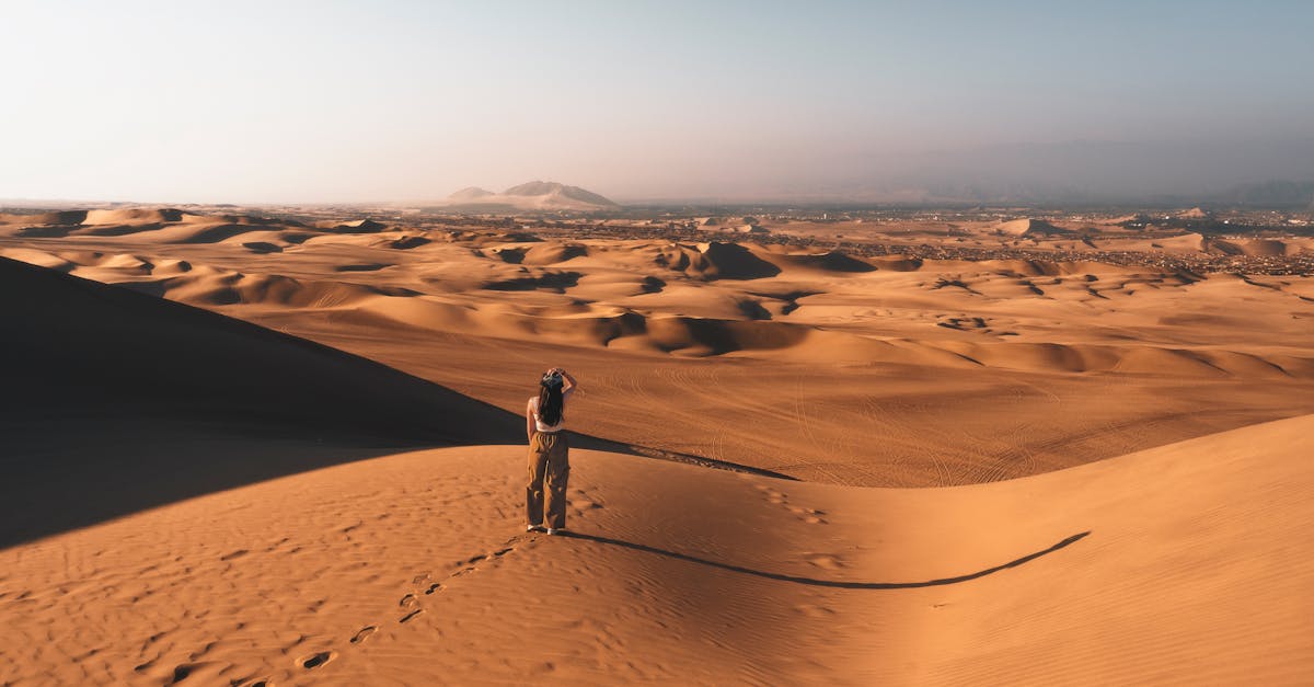 explorez les paysages desertiques epoustouflants de l oasis de huacachina au perou au coucher du soleil