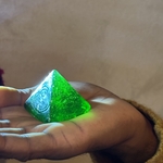 Pyramide en pâte de verre verte. VerPyGo1. La Route des Rois. Lifestyle. Pâte de Verre Décorative