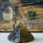 Pyramide en pâte de verre ambre. VerPyGo3. La Route des Rois. Lifestyle. Pâte de Verre Décorative