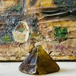 Pyramide en pâte de verre ambre. VerPyGo3. La Route des Rois. Lifestyle. Pâte de Verre Décorative