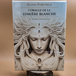 Oracle-Alana-Fairchild-Lumiere-Blanche-zoom