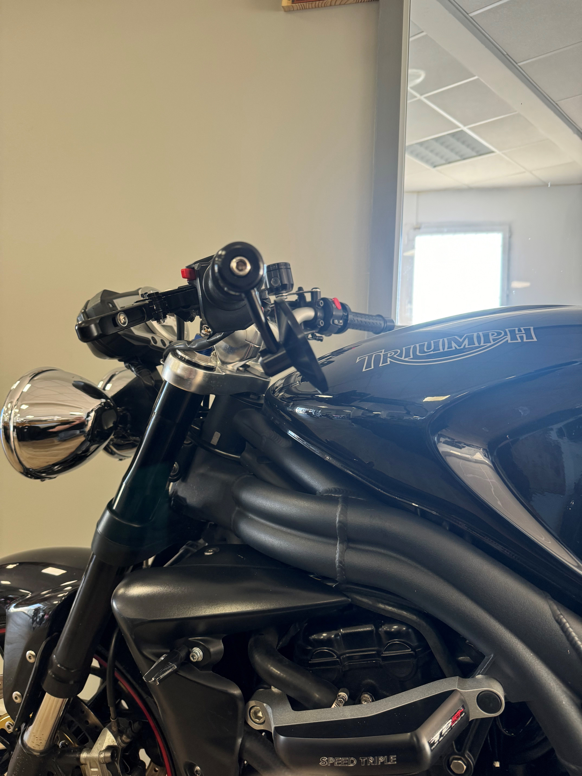 retroviseuremboutdeguidonenboutdeguidonchaftrebelcaferacerneoretroriders34shopmagasinequipementmotomotardbarheraultoccitaniemontpelliernoirblacktriumphspeedtriple1050promo3