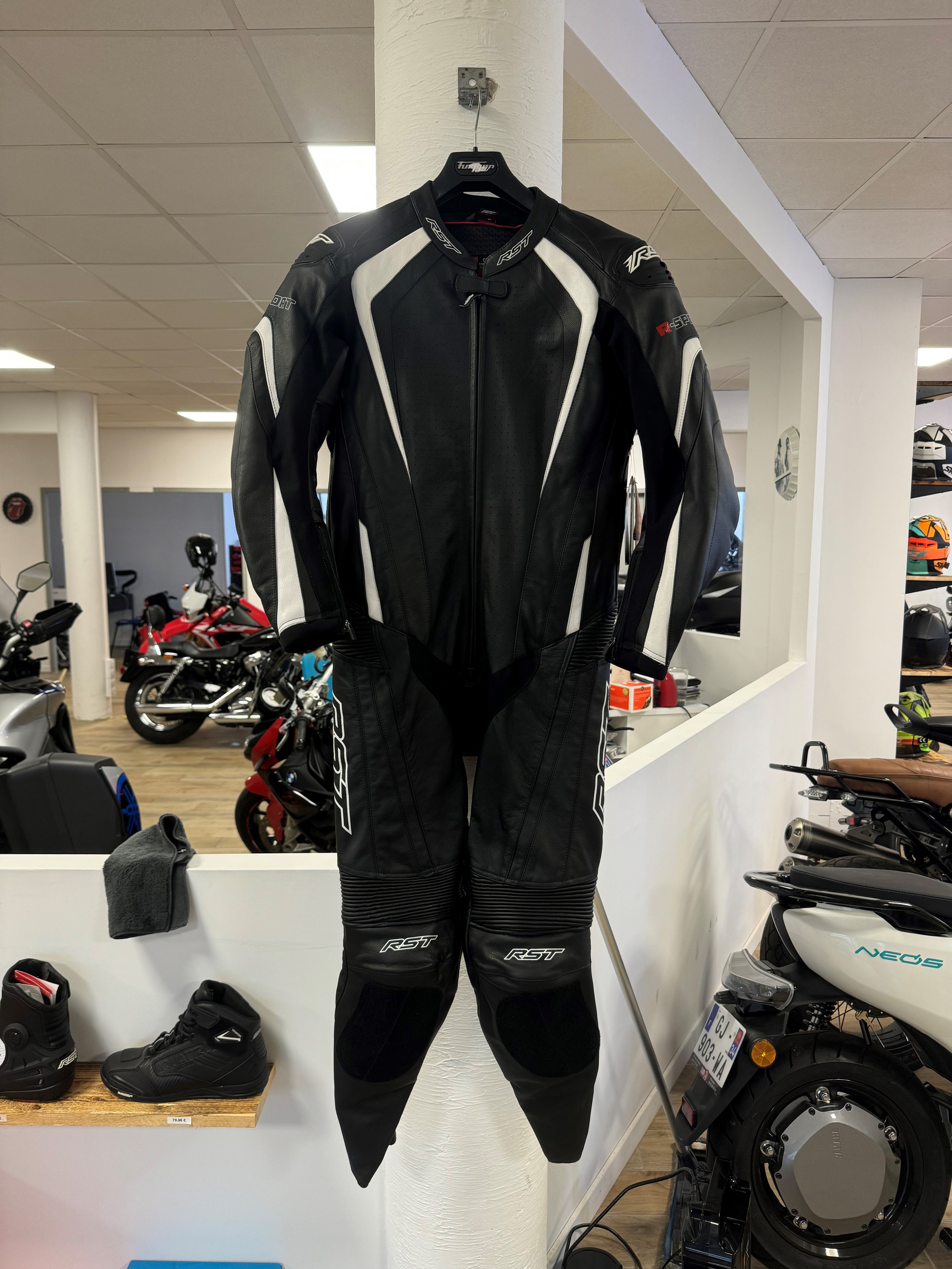 riders34equipementmotomotardpistepistardcircuitracingmagasinheraultoccitaniemontpelliercombinaisoncuirrstflexsliderprotectioncepromo-rstrsportfullblackwhiteblancnoir1