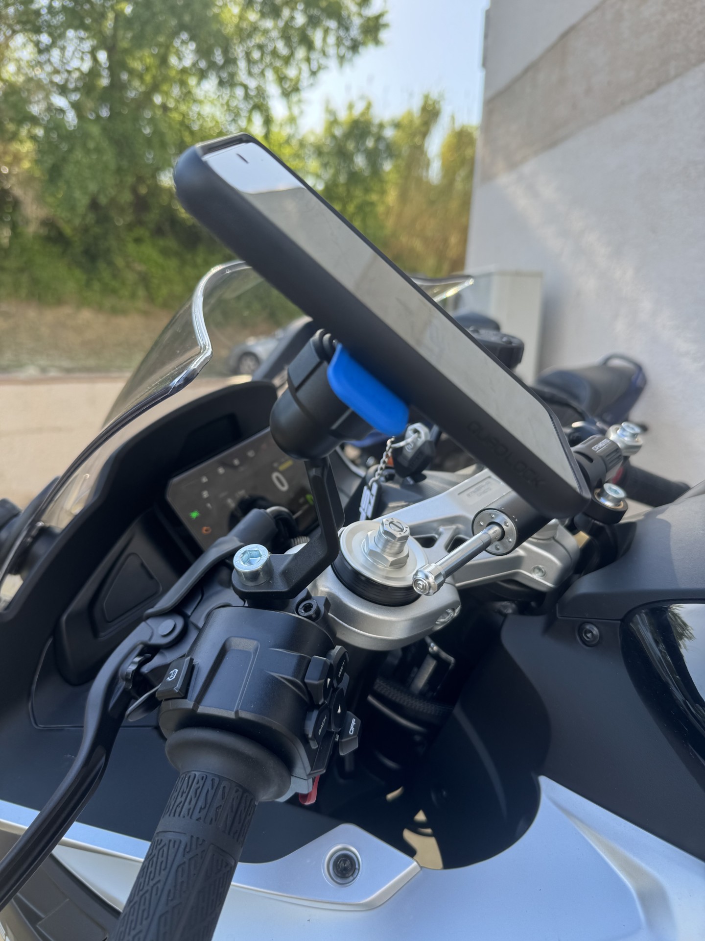 riders34equipementmotoscootermotardpistepistardbarflechettebillardmontpellierheraultoccitaniediffusionmotogppromo-quadlocksupporttelephonesmartphoneretroviseur4