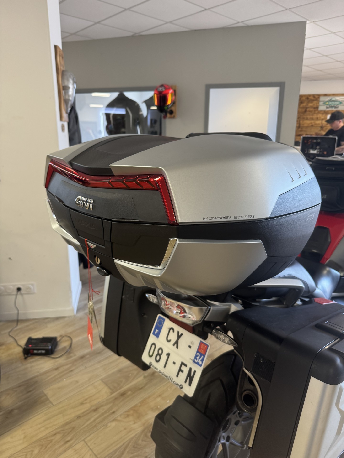 riders34equipementmotomotardbarbillardflechettemontpellierheraultpistepistarddiffusionmotogpsoireepromo-givibagagerietopcasemonokeyv58nmaxia5titanium58lcatadioptre5