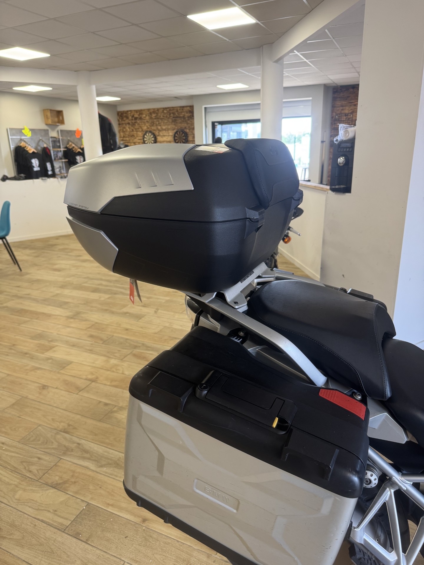 riders34equipementmotomotardbarbillardflechettemontpellierheraultpistepistarddiffusionmotogpsoireepromo-givibagagerietopcasemonokeyv58nmaxia5titanium58lcatadioptre6