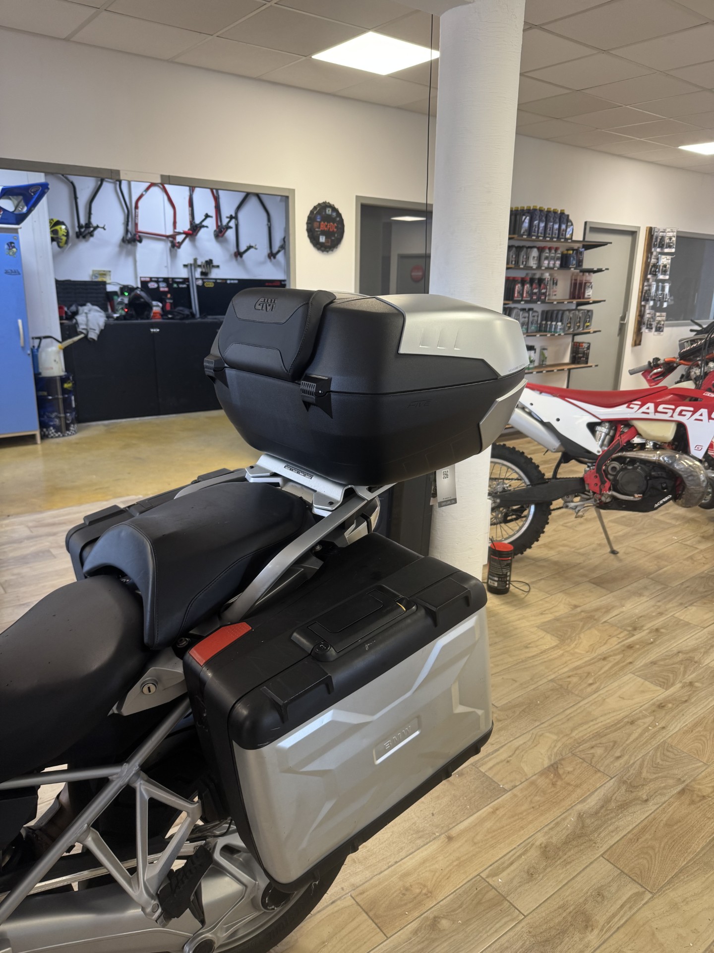 riders34equipementmotomotardbarbillardflechettemontpellierheraultpistepistarddiffusionmotogpsoireepromo-givibagagerietopcasemonokeyv58nmaxia5titanium58lcatadioptre8