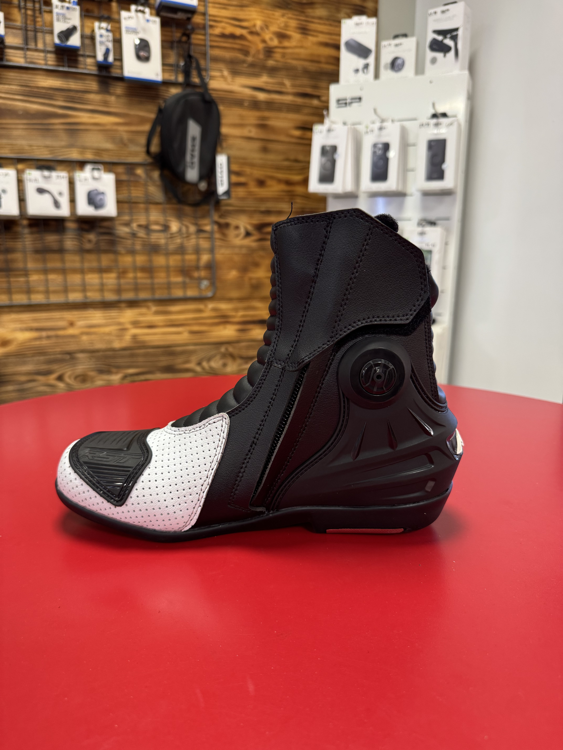 riders34shopmagasinequipementmotomotardateliermecaniquenewsitewebbarmontpellierheraultoccitaniepromo-bottesracingbootsshortrsttractechevo3noirblackblancwhite2