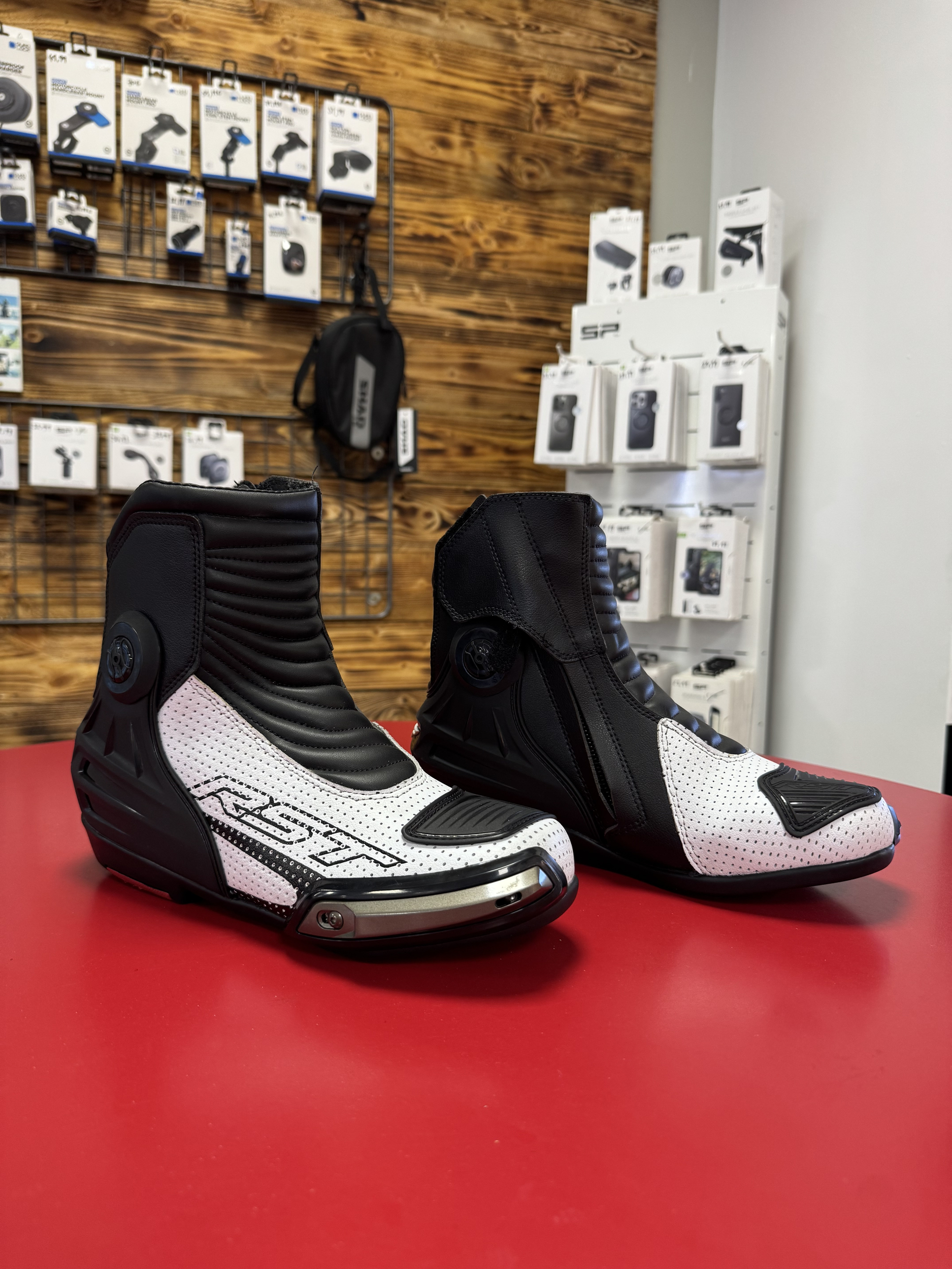 riders34shopmagasinequipementmotomotardateliermecaniquenewsitewebbarmontpellierheraultoccitaniepromo-bottesracingbootsshortrsttractechevo3noirblackblancwhite4