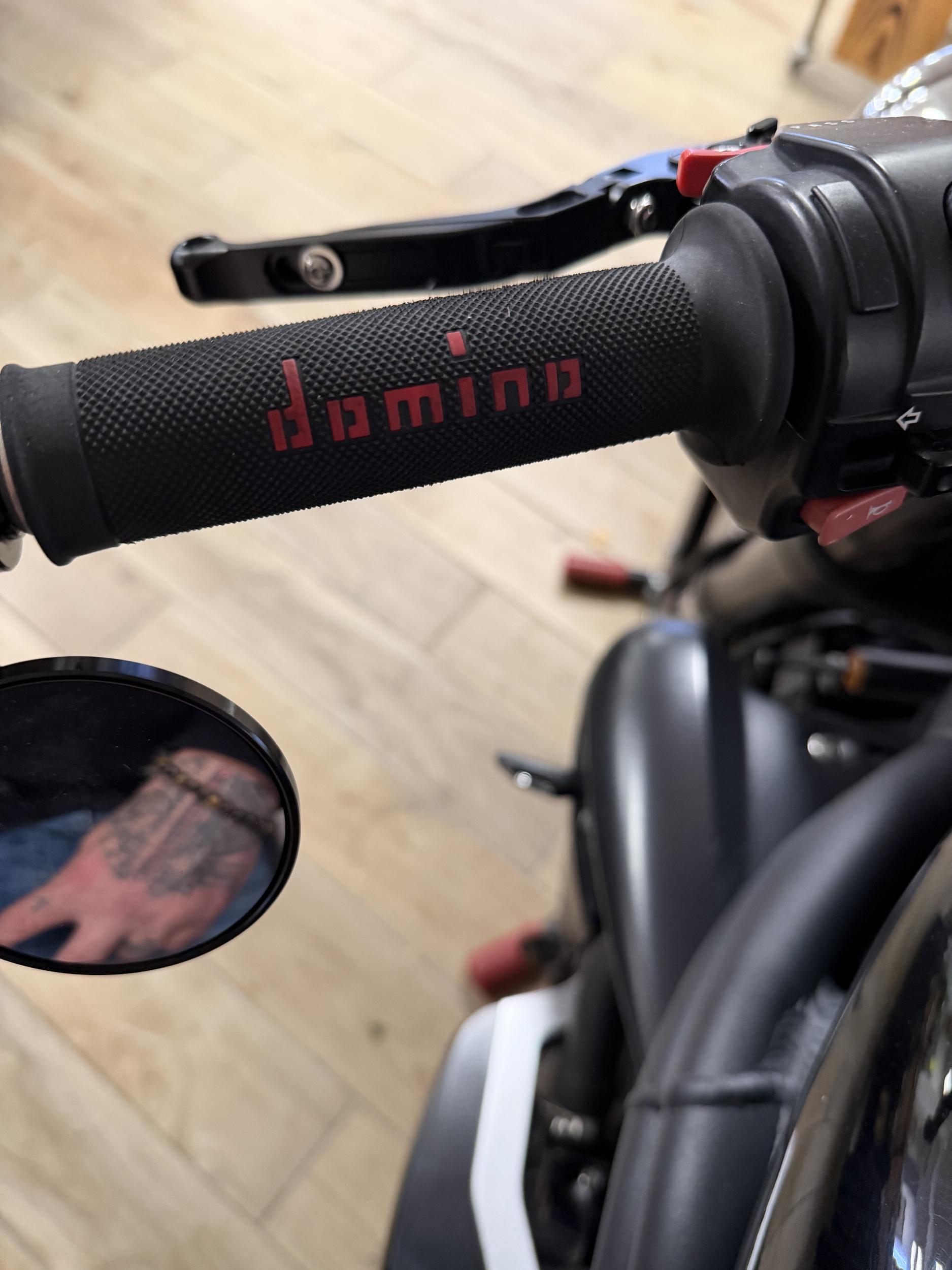 riders34shopmagasinequipementmotomotardvelovttateliermecaniqueproduitentretienaccessoirepromo-dominoa010guidonpoigneerevetementnoirrougeblack1