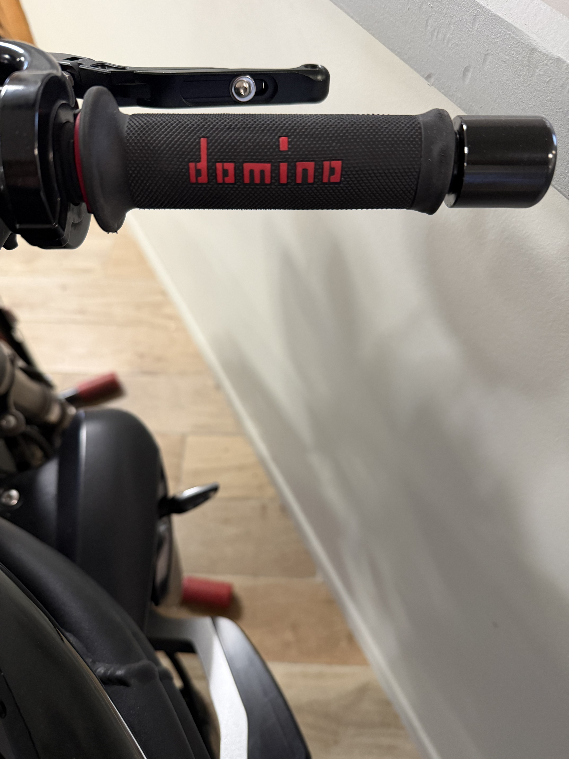riders34shopmagasinequipementmotomotardvelovttateliermecaniqueproduitentretienaccessoirepromo-dominoa010guidonpoigneerevetementnoirrougeblack2