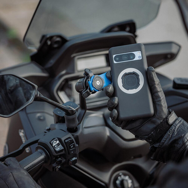 riders34equipementmotoscootermotardpistepistardbarflechettebillardmontpellierheraultoccitaniediffusionmotogppromo1quadlocksupporttelephonesmartphoneretroviseur2