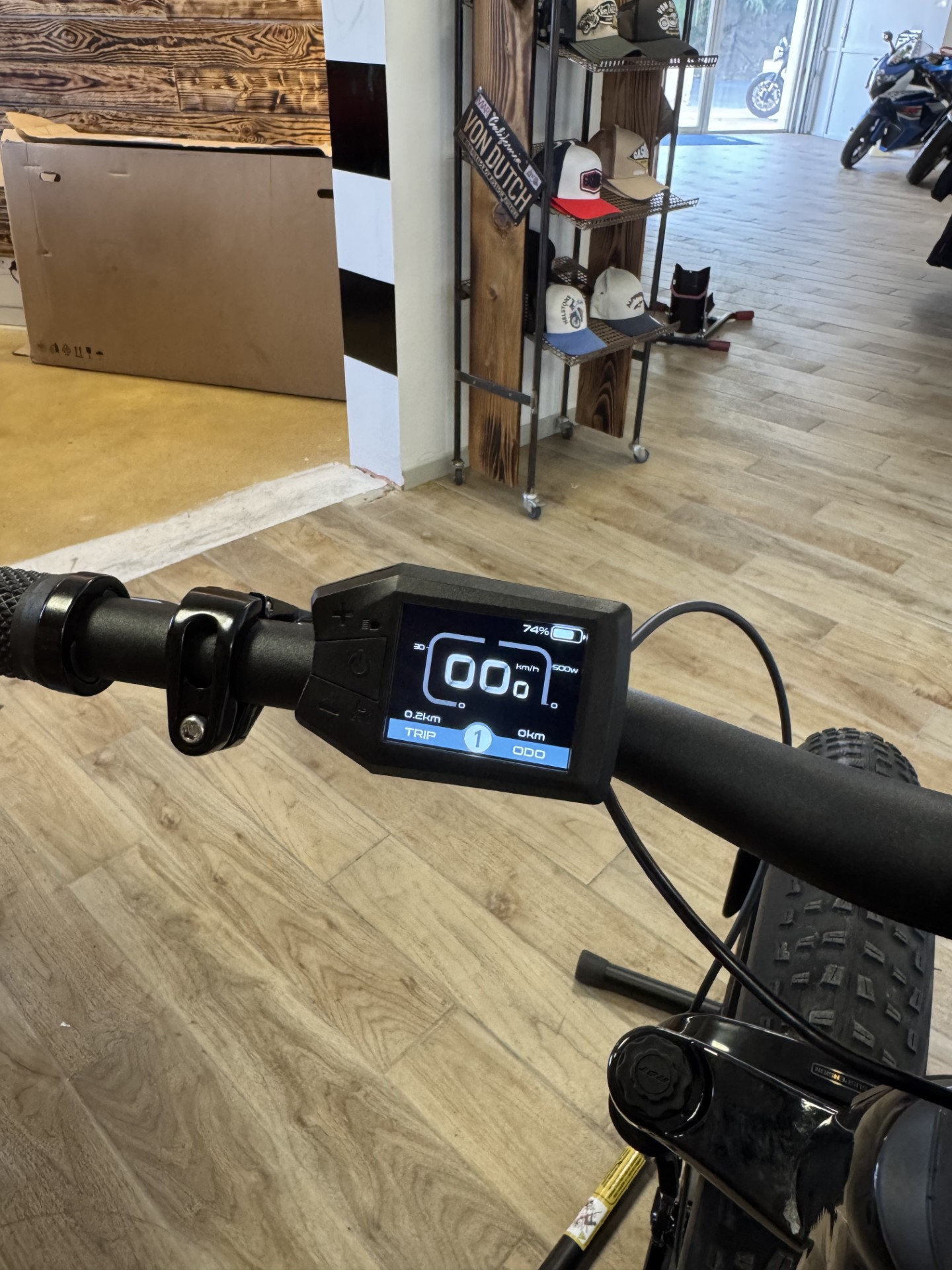 riders34shopmagasinequipementventevelobikevttelectriquemotomotardmontpellierheraultsoldepromo-VAEVTTFATBIKE26LEADERFOXBRAGAMIXTENOIR9VMOTEURCENTRALBAFANGM51036V95NmBATTERIE23,2Ah (3)