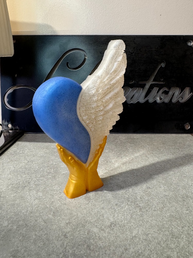 coeur aile sur main bleu 3
