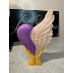 coeur aile sur main violet 1 b