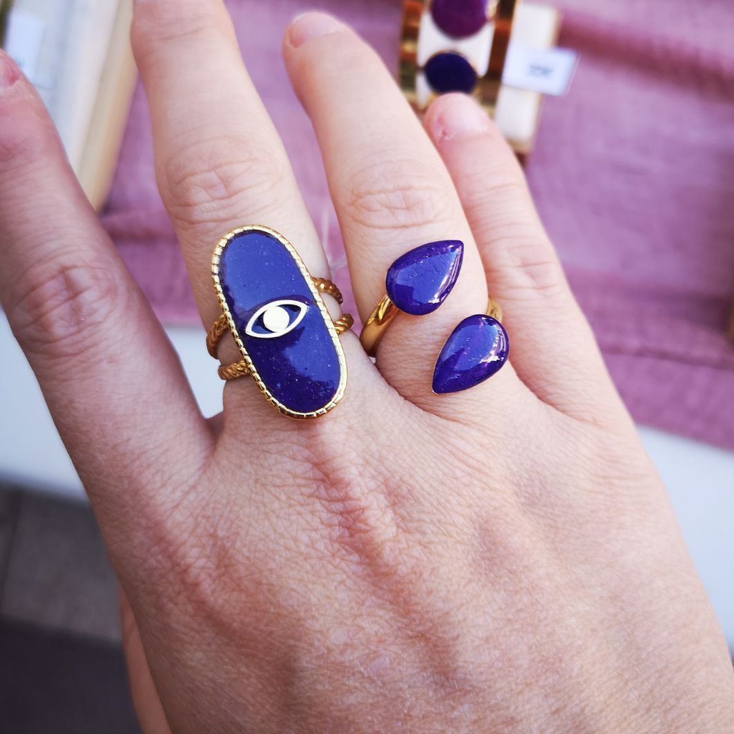Bague goutte violette portée