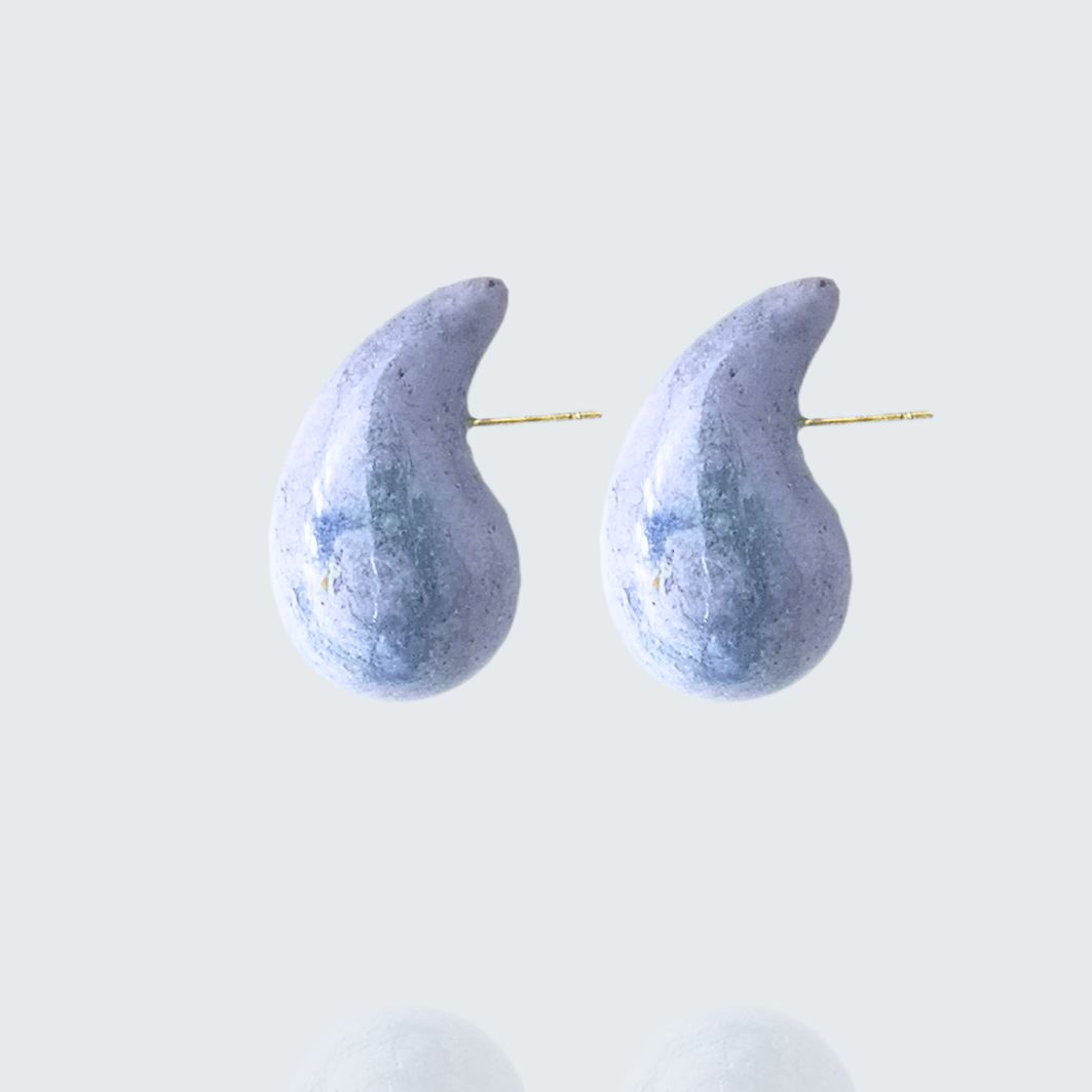 Boucles doreilles gouttes incurvées bleu ciel en béton