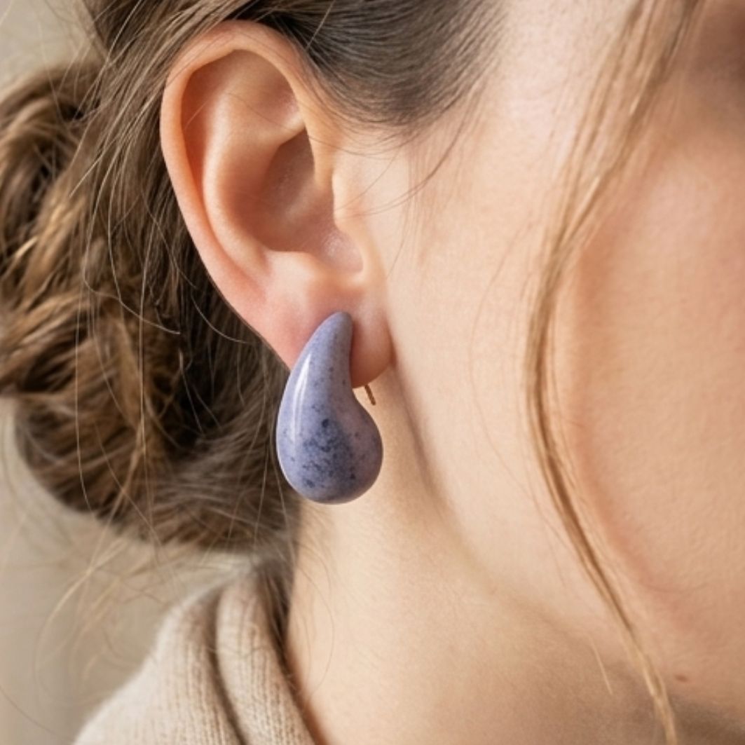 Boucles doreilles gouttes incurvées bleu ciel en béton marque Cala Rossa acier inoxydable portées