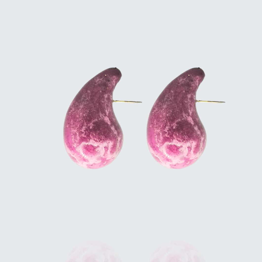 boucles doreilles gouttes incurvées magenta vue de coté