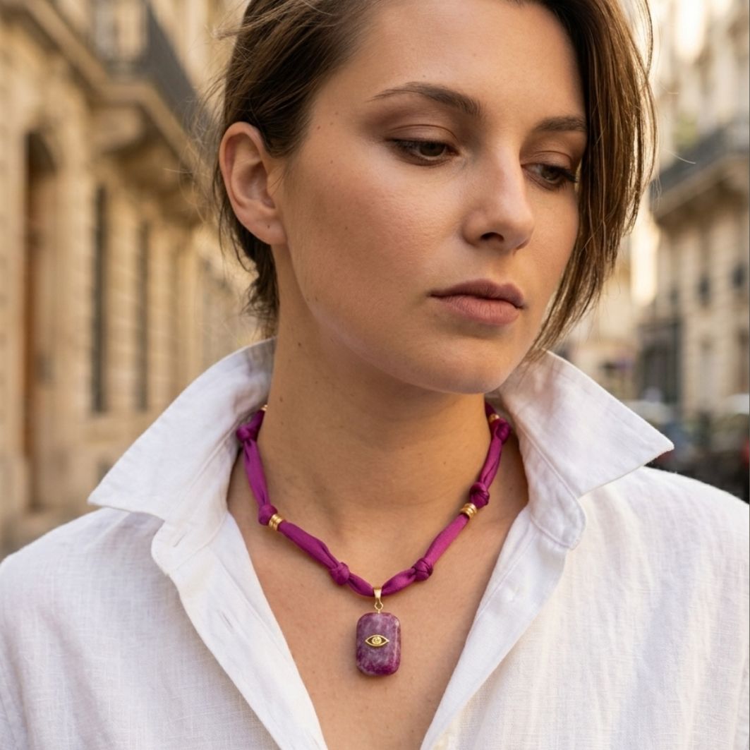 collier intuition cordon fuchsia et pierre en béton rose fuchsia oeil or porté