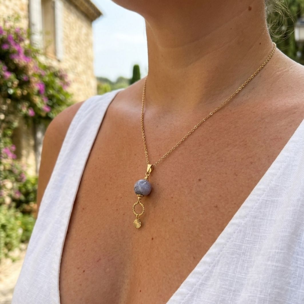Collier évasion perle en béton bleu nuage porté