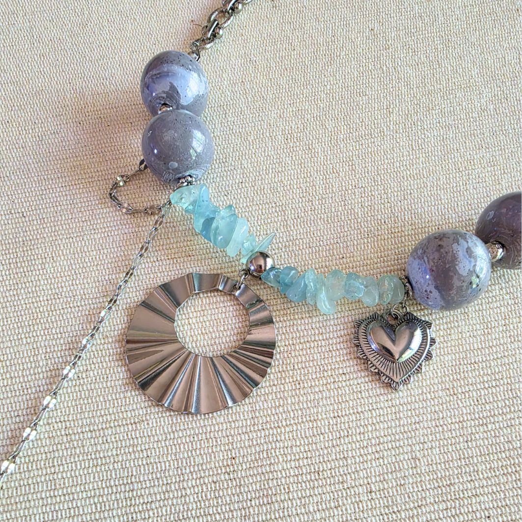 détail pendentif central collier embruns