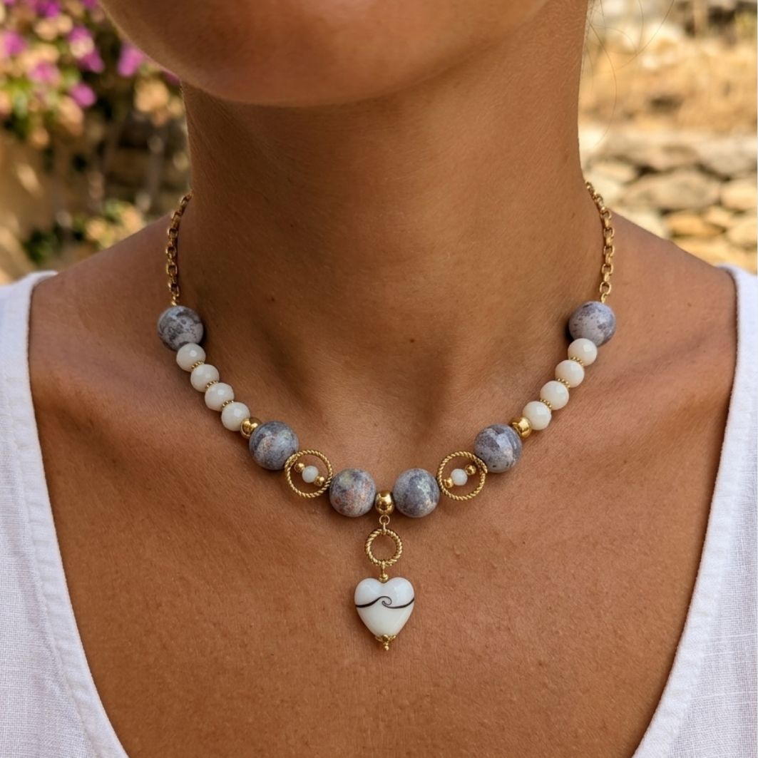 Collier Brume marine perle en béton gris nuage et perles en verre facettées creamy rose avec pendentif en coeur verre de murano acier inoxydable porté