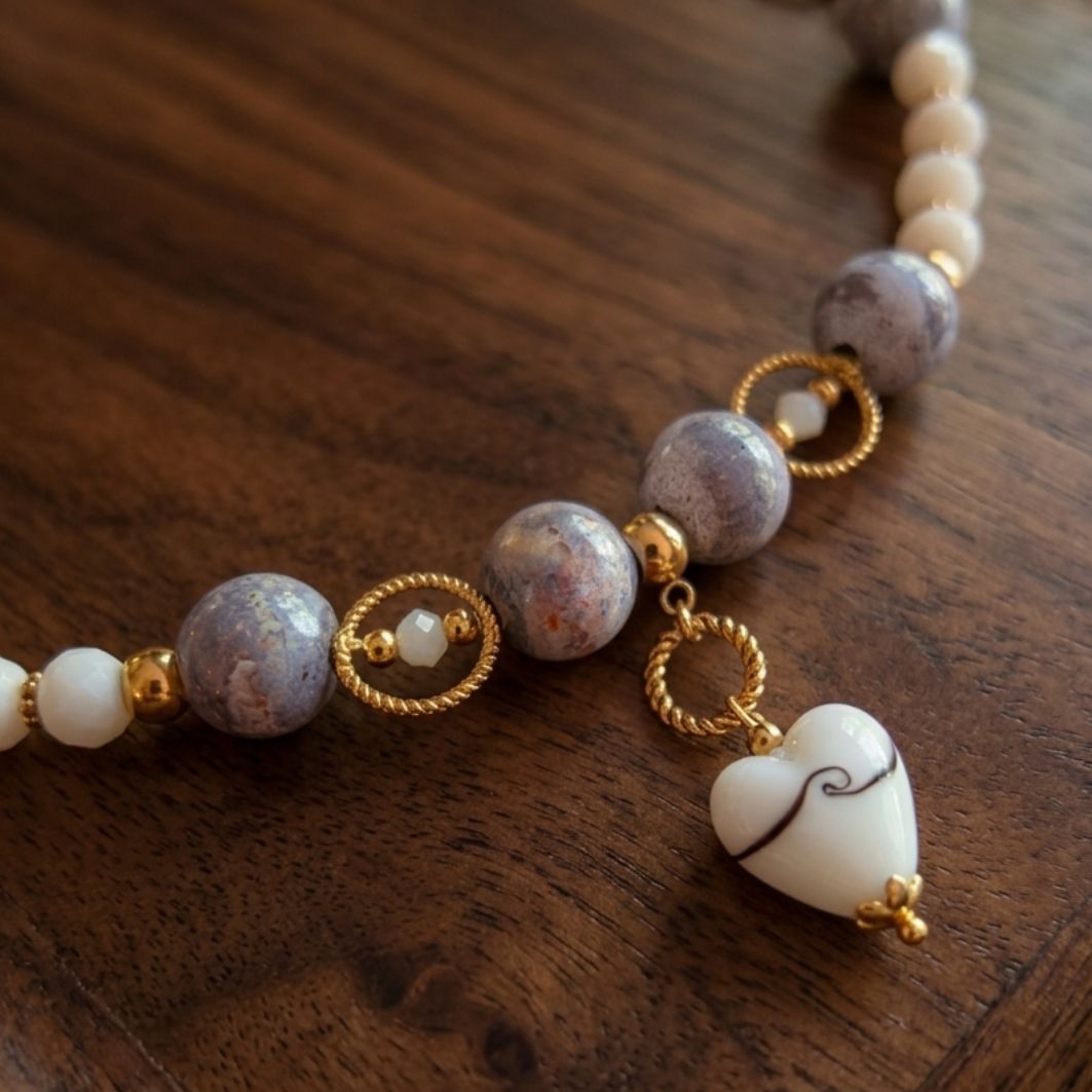 détails collier Burme marine