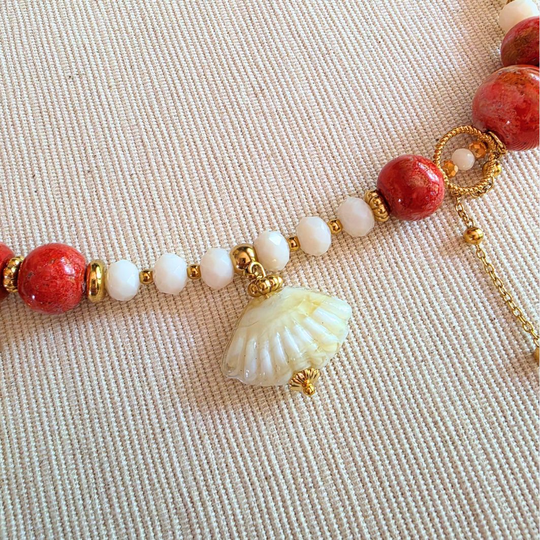 détail pendentif collier coquillages et crustacés