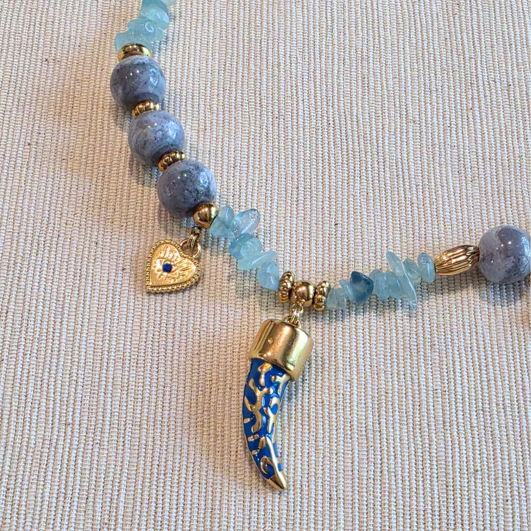 détail collier Amulette pendentif dent requin corail bleu cobalt
