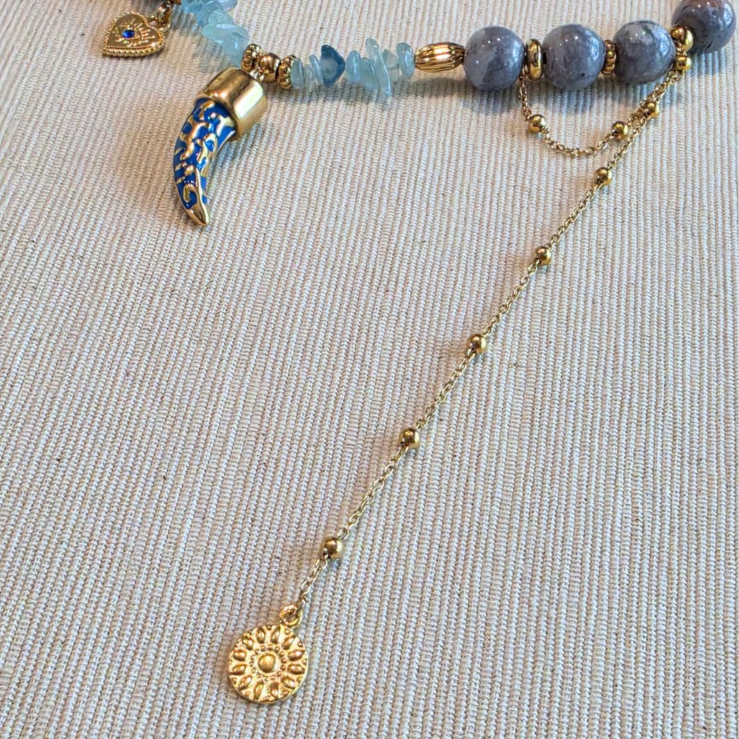 détail collier amulette chaîne asymétrique