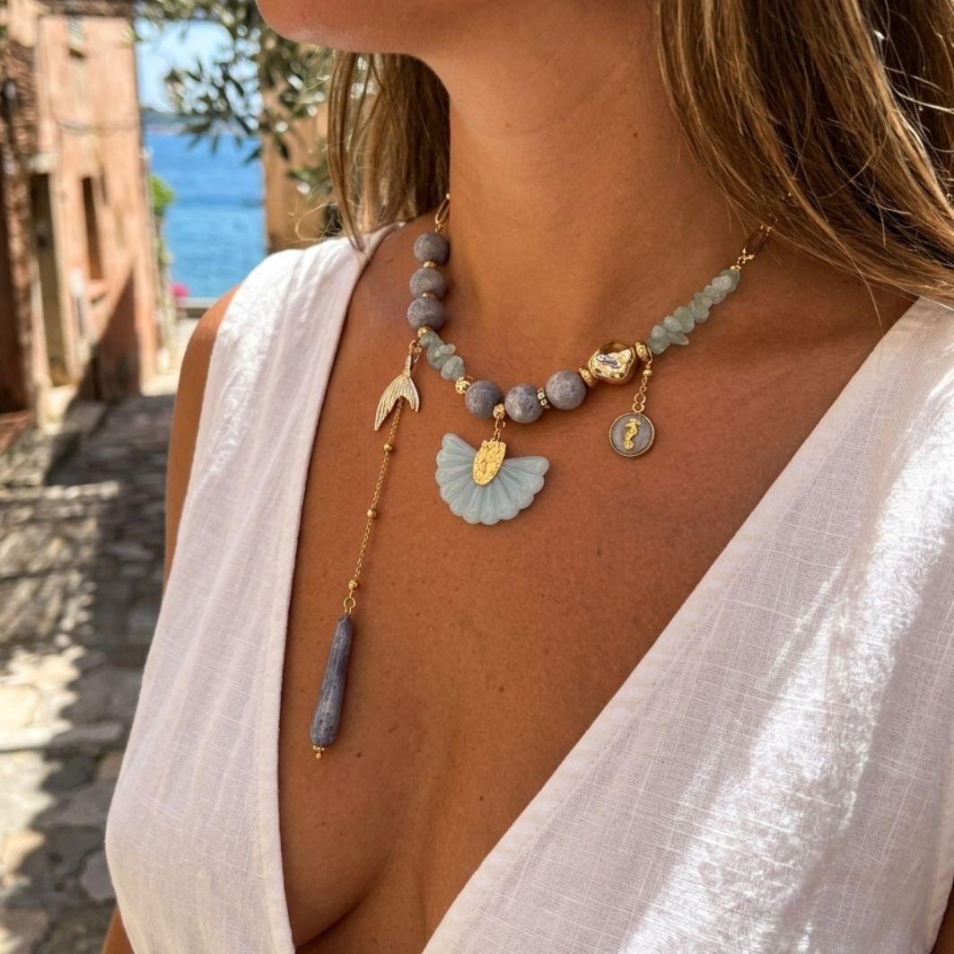 collier sirène, perles béton bleu nuage, coquillage et hippocampe