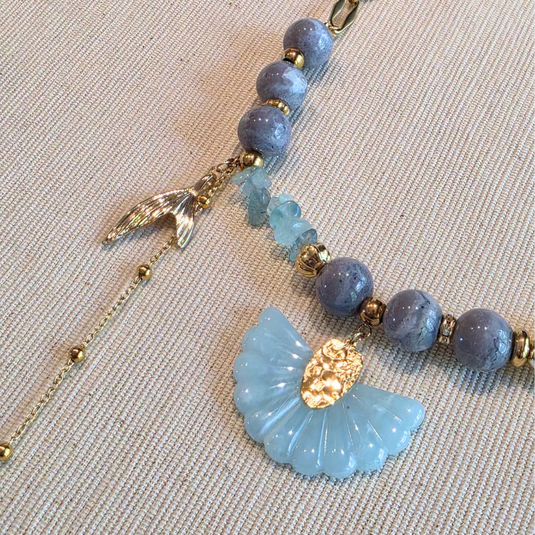 détail collier sirène pendentif