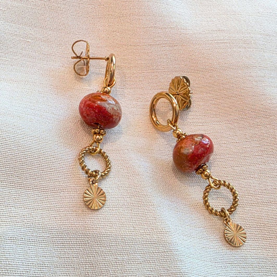 Boucles doreilles sous le soleil béton orangé et acier inoxydable