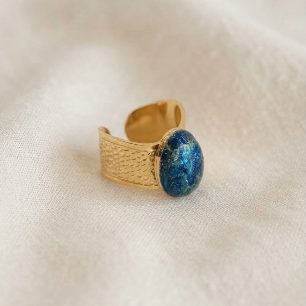Bague Cléo ajustable dorée à anneau texturé, pierre en béton irisé bleu-vert