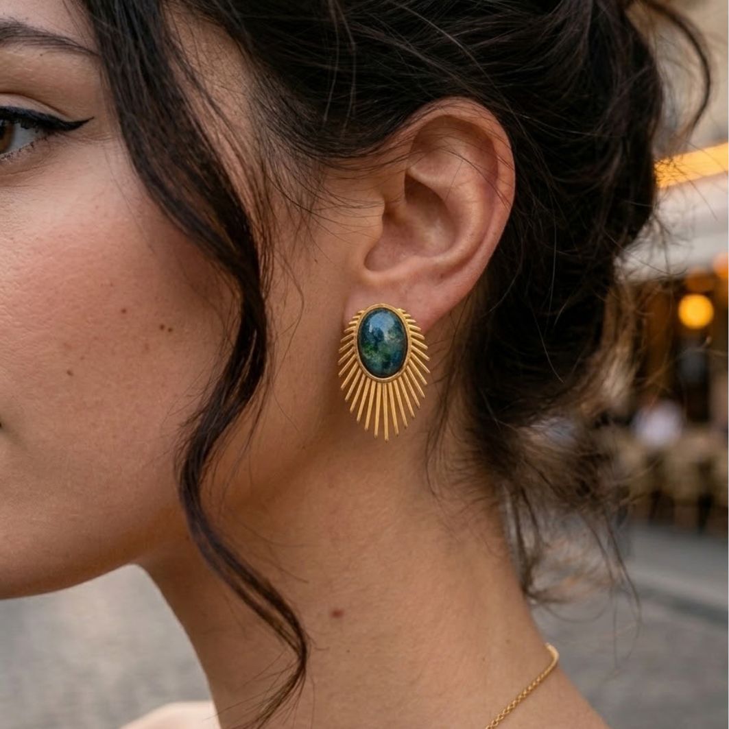 boucles d'oreilles Paon portées rayon dorés et pierre en béton irisé bleu-vert