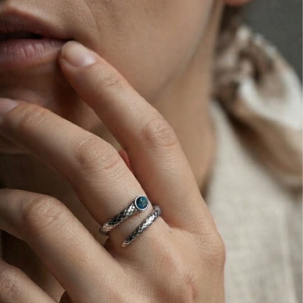 Bague Serpentine ajustable en acier argenté, aspect peau de serpent, pierre en béton irisé bleu-vert