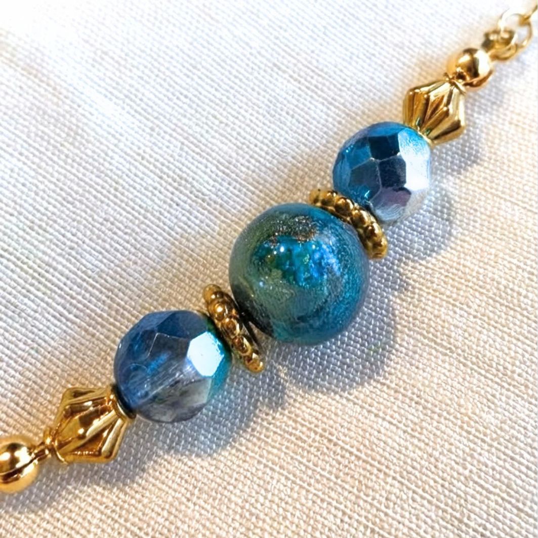 Bracelet Cristal Bleu, détail de la perle en béton irisé et des perles en verre Cristal Blue Metal