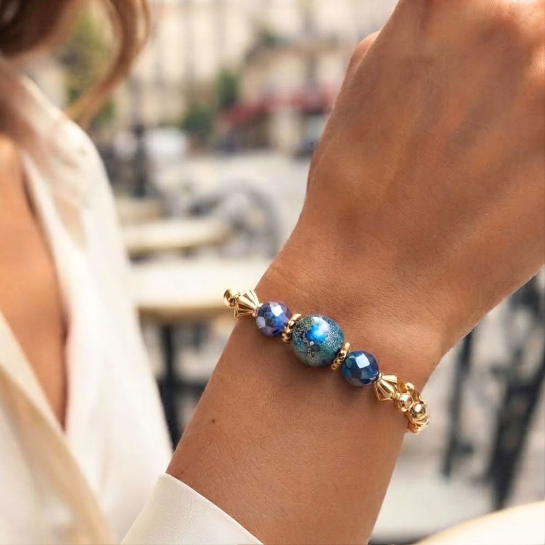 Bracelet Cristal Bleu, perle en béton irisé bleu-vert entre deux perles en verre facetté, sur chaîne dorée