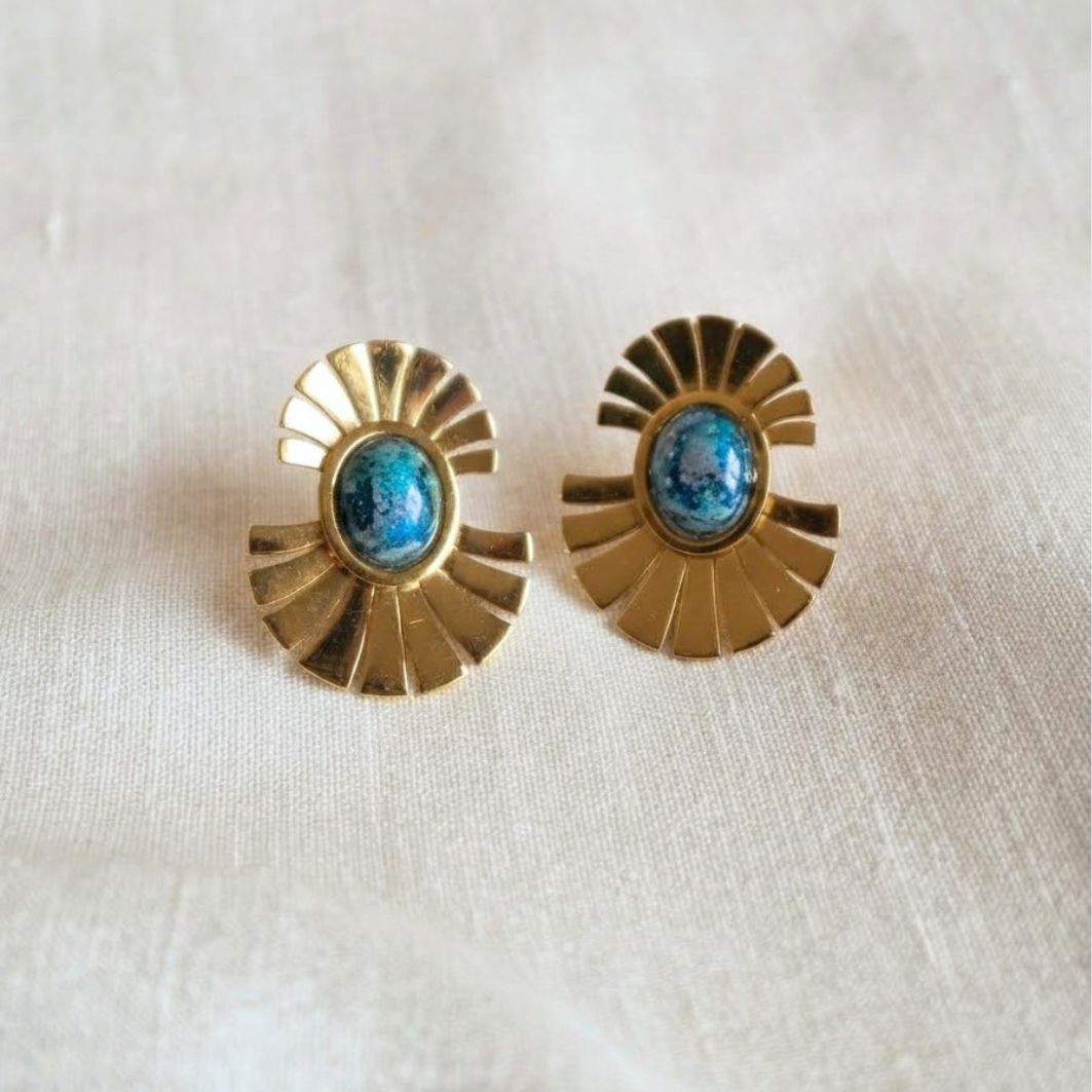 Boucles doreilles Jamila – Béton irisé bleu-vert &amp; acier doré