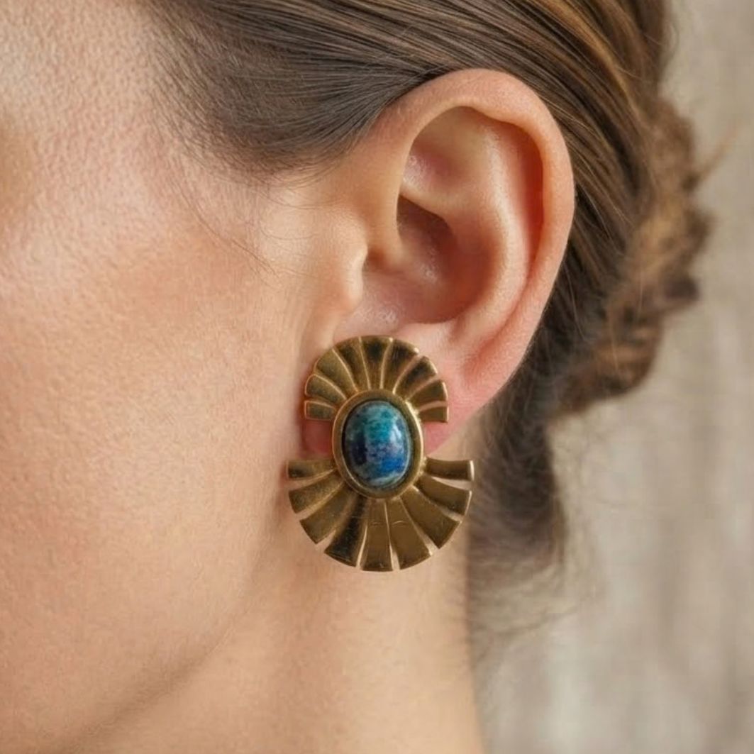 Boucles doreilles Jamila – Béton irisé bleu-vert &amp; acier doré portées