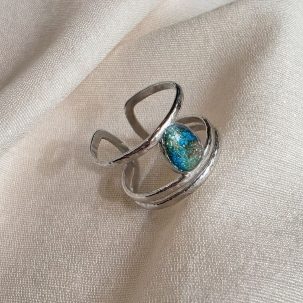 Bague Tia argentée ajustable portée, pierre en béton bleu irisé