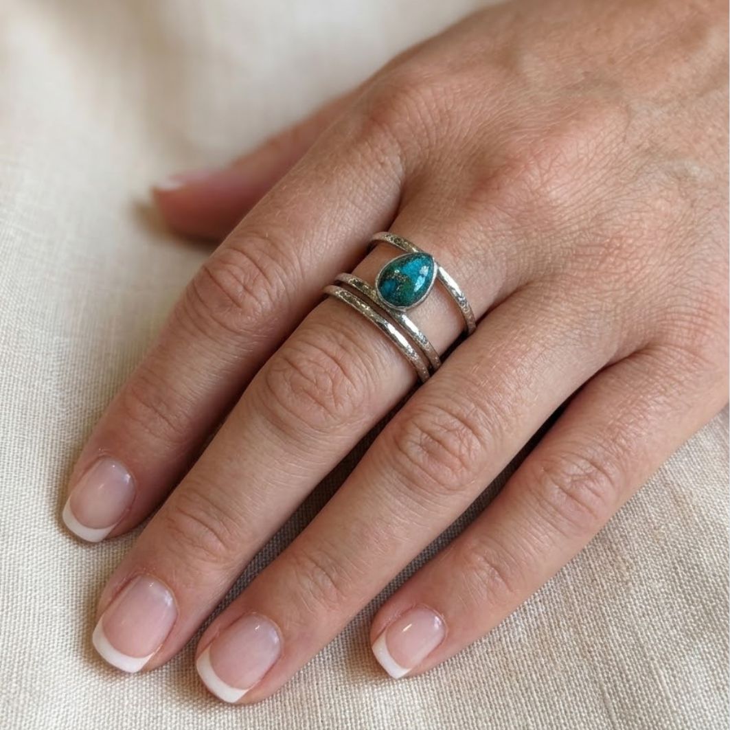 Bague Tia argentée large, détail de la pierre en béton marbré bleu