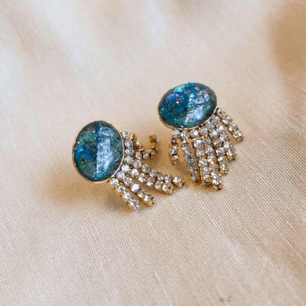 Boucles doreilles Éclats du Nil, pierre en béton bleu irisé et pampilles en strass