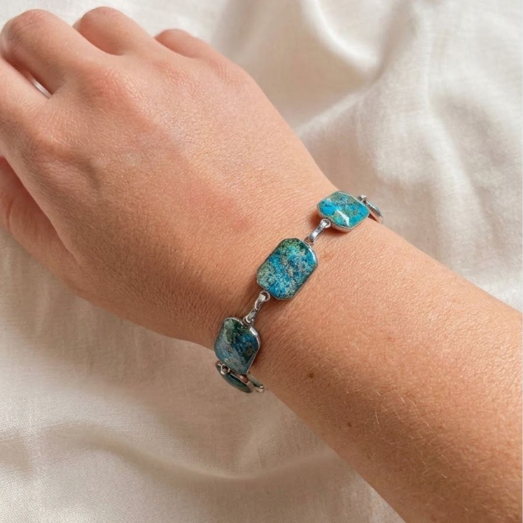 Bracelet Lady porté, maillons en béton bleu irisé et acier argenté