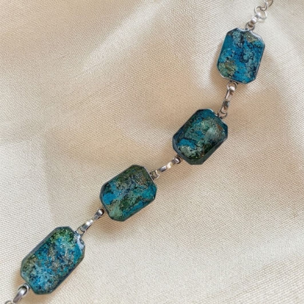 Détail des maillons en béton bleu irisé du bracelet Lady